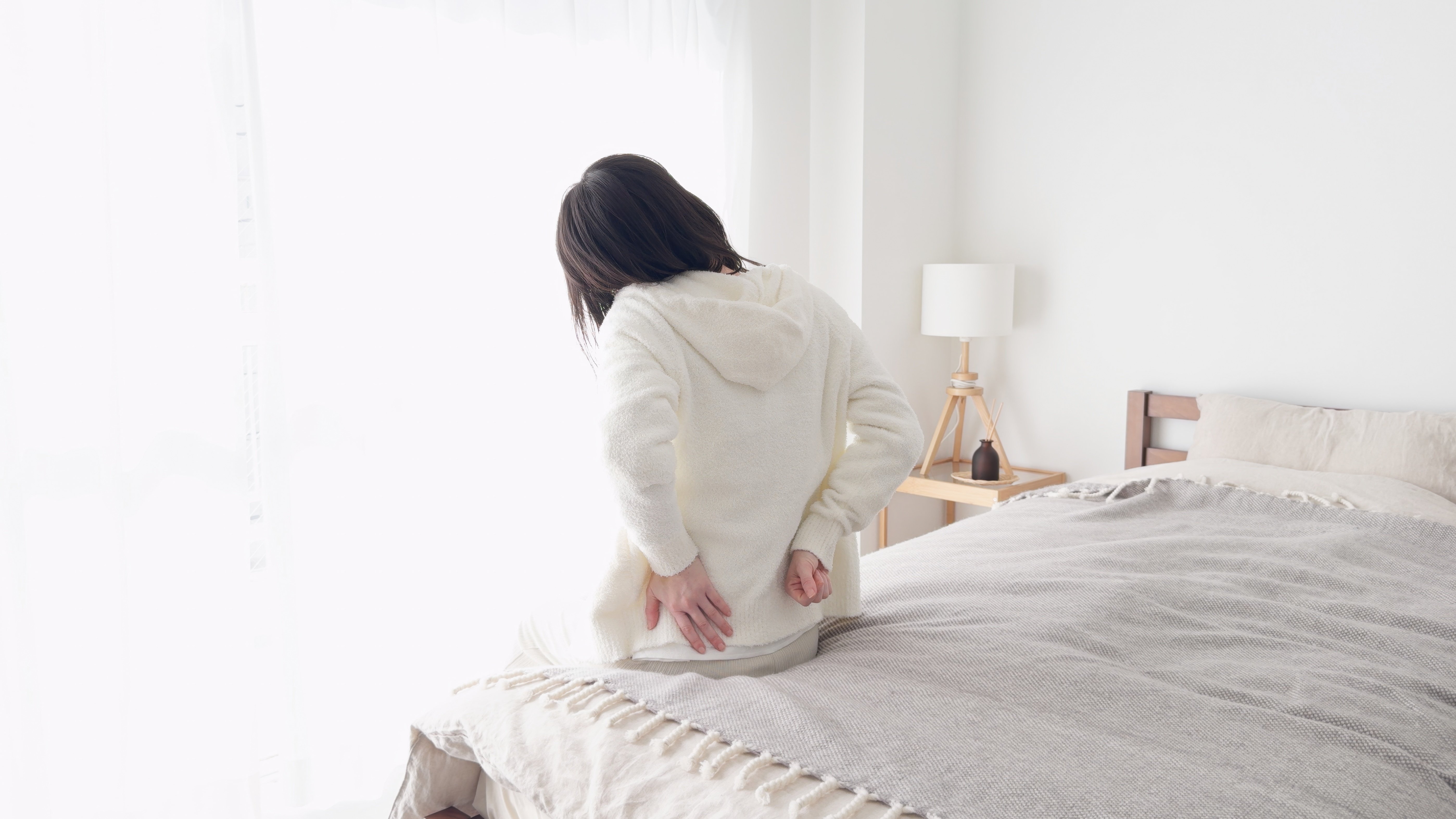 【クイズ】どの腰痛症状？『椎間板が徐々に薄くなることで椎骨同士が不安定になってぶつかり、その摩擦によって骨棘（こつきょく）ができ、これが脊柱管を狭くすることで痛みやしびれなどを引き起こす。』